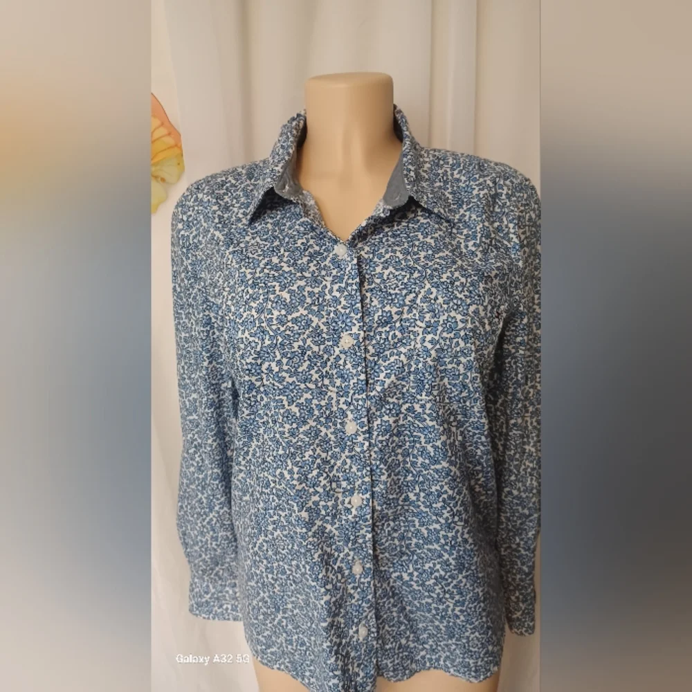 TOMMY HILFIGER SIZE M. Blue Floral wome.'s Shirt - Picture 3 of 12